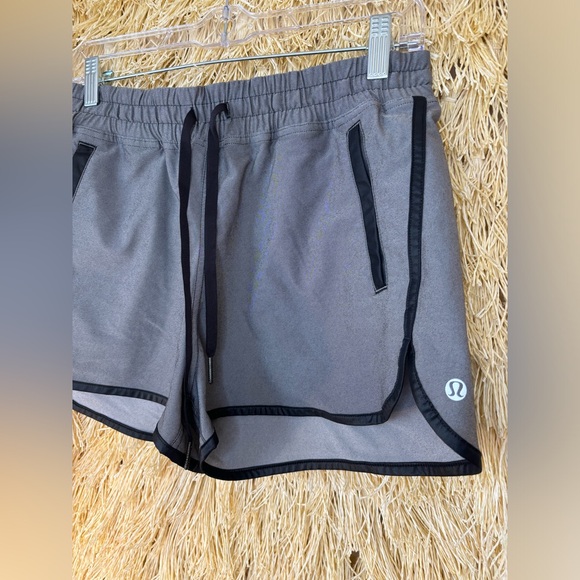 Lululemon💎EUC VINTAGE🦄Varsity Shorts 2014🦄Black (grey denim effect)🦄Size 6 - Picture 6 of 16